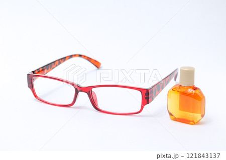メガネ、フレーム、レンズ、目、眼科、老眼鏡、老眼、顔、目薬、点眼、容器、薬局、目、点す、液体、薬 メガネ、フレーム、レンズ、目、眼科、老眼鏡、老眼、顔、目薬、点眼、容器、薬局、目、点す、液体、薬 121843137