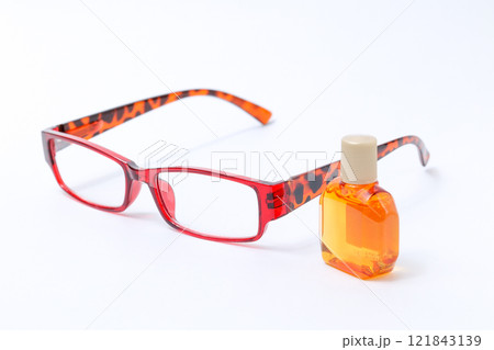 メガネ、フレーム、レンズ、目、眼科、老眼鏡、老眼、顔、目薬、点眼、容器、薬局、目、点す、液体、薬 メガネ、フレーム、レンズ、目、眼科、老眼鏡、老眼、顔、目薬、点眼、容器、薬局、目、点す、液体、薬 121843139
