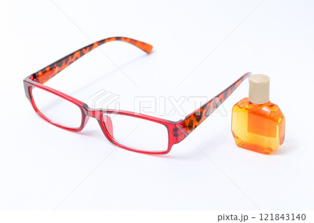 メガネ、フレーム、レンズ、目、眼科、老眼鏡、老眼、顔、目薬、点眼、容器、薬局、目、点す、液体、薬 メガネ、フレーム、レンズ、目、眼科、老眼鏡、老眼、顔、目薬、点眼、容器、薬局、目、点す、液体、薬 121843140