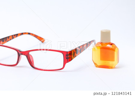 メガネ、フレーム、レンズ、目、眼科、老眼鏡、老眼、顔、目薬、点眼、容器、薬局、目、点す、液体、薬 121843141