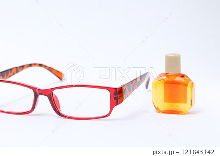 メガネ、フレーム、レンズ、目、眼科、老眼鏡、老眼、顔、目薬、点眼、容器、薬局、目、点す、液体、薬 121843142