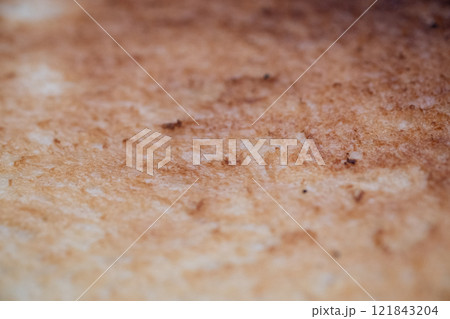 焼いた食パンの表面　(写真素材) 121843204