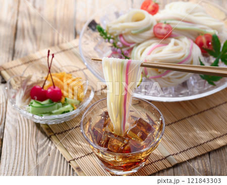 透明の器に盛り付けた冷や麦 121843303