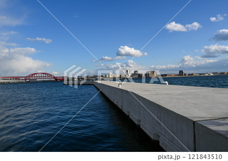 神戸港と真っすぐな堤防 121843510