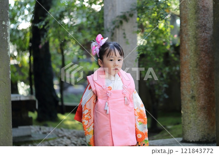 神社に七五三の参拝をする3歳の女の子 121843772