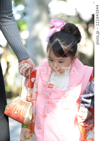 神社に七五三の参拝をする3歳の女の子と9歳の姉とママ 121843844