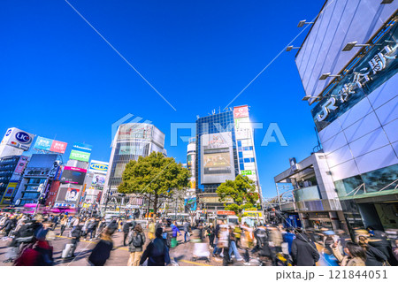 日本の東京都市景観 新時代の幕開け…外国人観光客で賑わう渋谷…希望の光＝令和7年1月10日 121844051