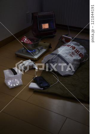 自宅避難（冬 人物なし） 121844191