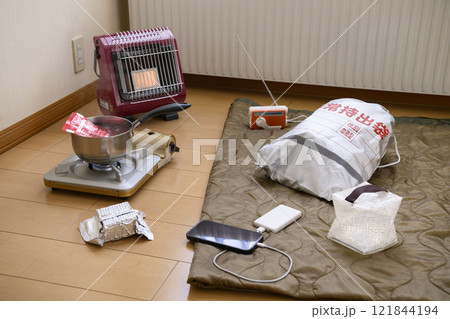 自宅避難（冬 人物なし） 121844194