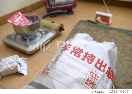 自宅避難（冬 人物なし） 121844197