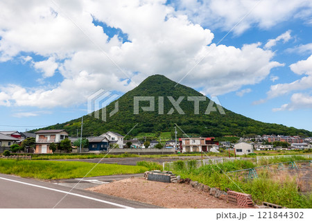 青空に映える讃岐富士こと飯野山（香川県丸亀市・坂出市） 121844302