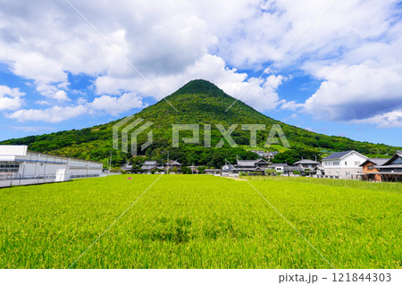 青空に映える讃岐富士こと飯野山（香川県丸亀市・坂出市） 121844303