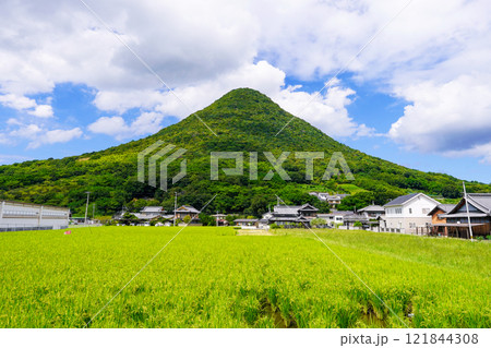 青空に映える讃岐富士こと飯野山（香川県丸亀市・坂出市） 121844308