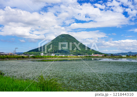 青空に映える讃岐富士こと飯野山（香川県丸亀市・坂出市） 121844310