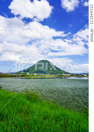 青空に映える讃岐富士こと飯野山（香川県丸亀市・坂出市） 121844312