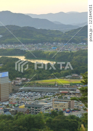 夕暮れ時の東広島駅周辺 夕暮れ時の東広島駅周辺 121844581