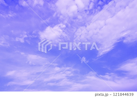 雲のある青空(背景素材) 雲のある青空(背景素材) 121844639