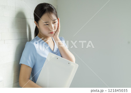 疲れた表情の看護師 疲れた表情の看護師 121845035