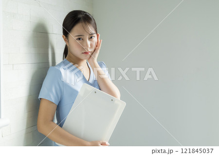 疲れた表情の看護師 疲れた表情の看護師 121845037