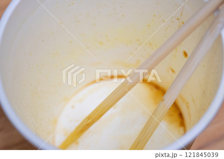 カップラーメン(カレー味)を食べたあとの容器 (写真素材) カップラーメン(カレー味)を食べたあとの容器 (写真素材) 121845039