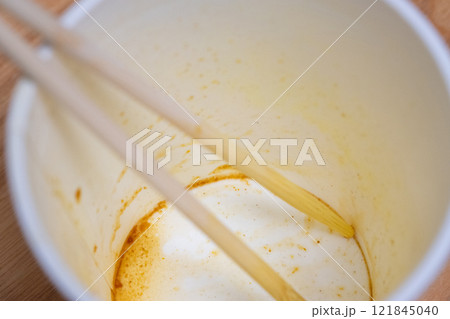 カップラーメン(カレー味)を食べたあとの容器 (写真素材) カップラーメン(カレー味)を食べたあとの容器 (写真素材) 121845040