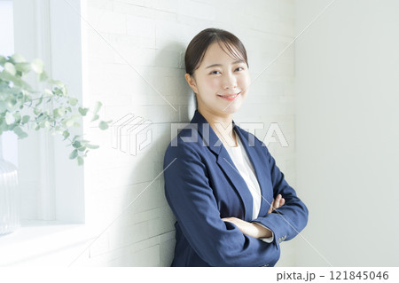 腕組みをするビジネスウーマン 腕組みをするビジネスウーマン 121845046