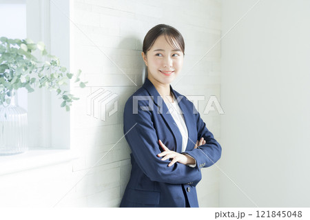 腕組みをするビジネスウーマン 121845048