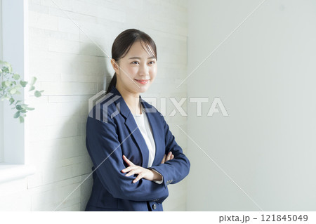 腕組みをするビジネスウーマン 腕組みをするビジネスウーマン 121845049