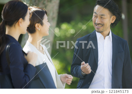 ビジネス街を歩くビジネスパーソン 121845173