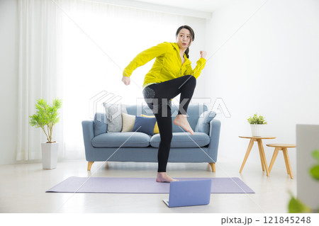 ストレッチをする若い女性 ストレッチをする若い女性 121845248