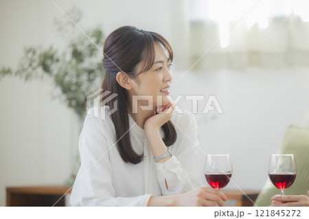 リビングでお酒のグラスを持つ女性 121845272