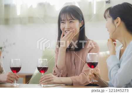 リビングでお酒のグラスを持つ女性 121845273