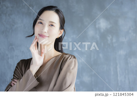 カメラ目線の若い女性 121845304
