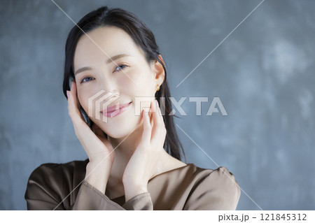 カメラ目線の若い女性 カメラ目線の若い女性 121845312