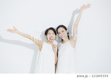 寄り添う二人の女性 121845354