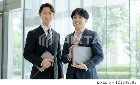 笑顔で立つビジネスパーソン 笑顔で立つビジネスパーソン 121845385