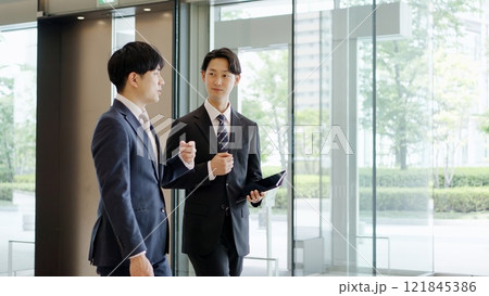 歩きながら指示をするビジネスマン 121845386