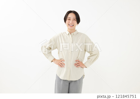 笑顔のミドル女性 ポートレート ナチュラル 笑顔のミドル女性 ポートレート ナチュラル 121845751
