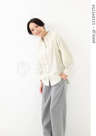 笑顔のミドル女性 ポートレート ナチュラル 笑顔のミドル女性 ポートレート ナチュラル 121845754