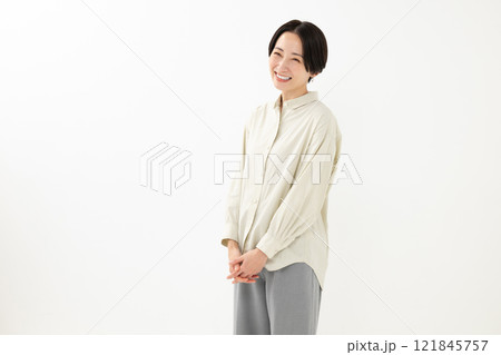 笑顔のミドル女性 ポートレート ナチュラル 笑顔のミドル女性 ポートレート ナチュラル 121845757