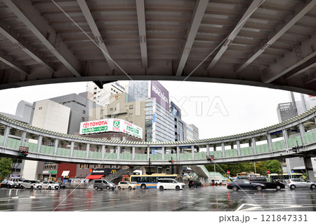 新横浜駅前円形歩道橋を下から見上げる 121847331