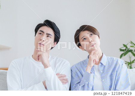 考える夫婦 121847419