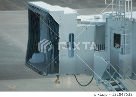 ボーディングブリッジ 搭乗橋 連絡橋 121847532