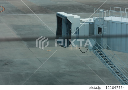ボーディングブリッジ 搭乗橋 連絡橋 121847534