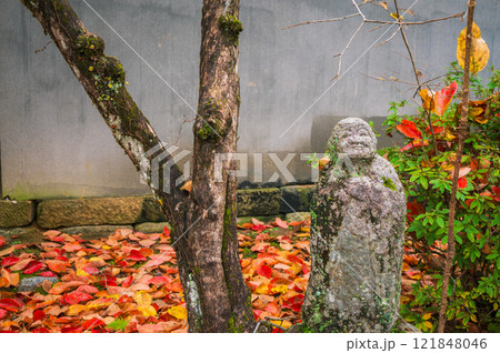 和みの石仏と紅葉した落葉たち【定勝寺】 和みの石仏と紅葉した落葉たち【定勝寺】 121848046