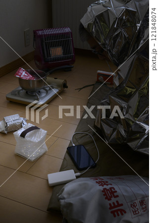 自宅避難（冬） 121848074