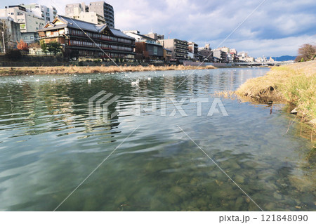 京都鴨川風景 121848090