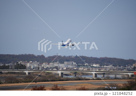 着陸する飛行機 121848252