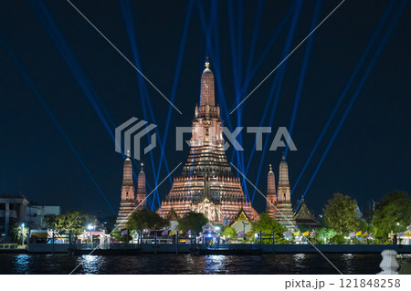 ライトアップされたワットアルン 121848258