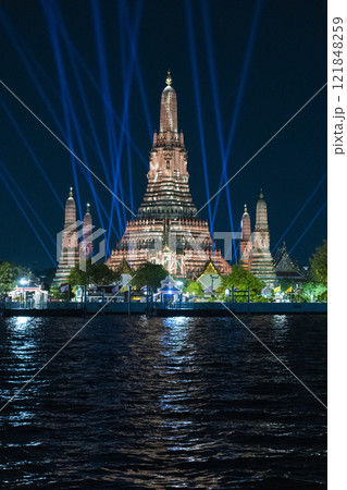 ライトアップされたワットアルン 121848259